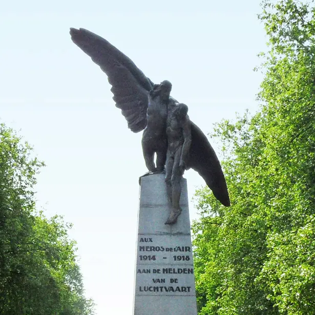 photo of a statue. Photo d'une statue
